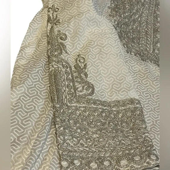 White Embroidered Top- Tunic with keyhole print and embroidered silver sleeves - Picture 2 of 6